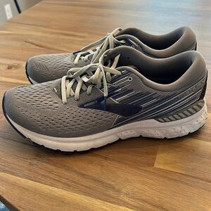 Brooks GTS 19 athletic shoes